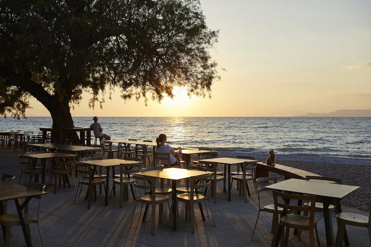 Alex Beach Theologos  Luaran gambar